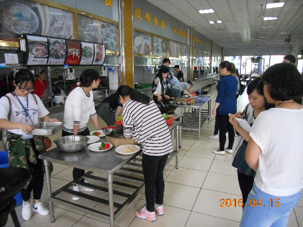 参赛学生认真准备邻村